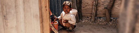 Kind in den Slums